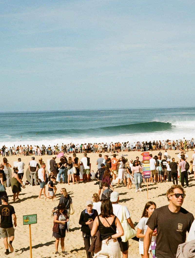 crowd watching the surf